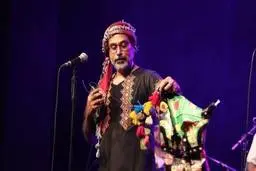  محسن شریفیان: من یک مزدور هستم که برای وطن می‌خواند!