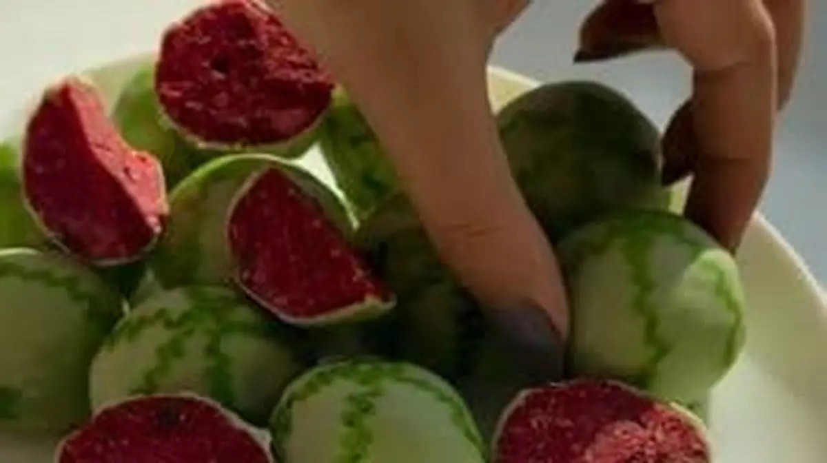 شیرینی هندونه‌ای متفاوت برای سفره یلدا | آموزش دسر یلدایی فانتزی با مواد ساده +ویدئو