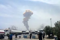 نمای هوایی از آخرین وضعیت محل حادثه در اسکله شهید رجایی | مدیر کل مدیریت بحران استان هرمزگان: حریق تحت کنترل و عملیات اطفا حریق بطور کامل در حال انجام است + ویدئو 