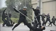 حمله مسلحانه و خشونت آمیز پلیس های چین با کارمندان کارخانه اپل! + ویدئو