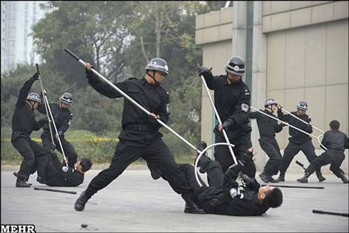 حمله مسلحانه و خشونت آمیز پلیس های چین با کارمندان کارخانه اپل! + ویدئو