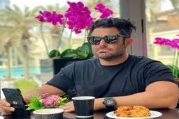 برادر محمدرضا گلزار از خودش هم خوش تیپ تر است | این مرد جذاب روی دست محمدرضا بلند شد + عکس 