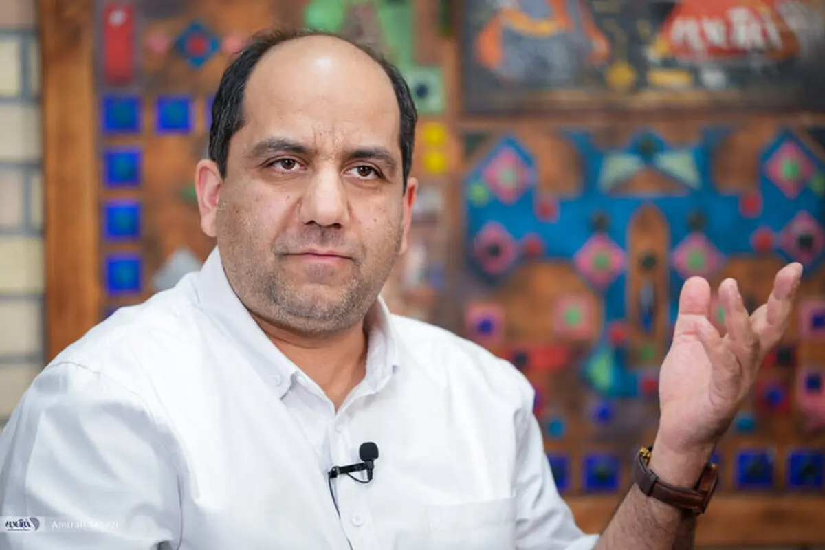 اجازه ندادند فارغ‌التحصیل دانشگاه پرینستون در شریف تدریس کند |  از او یک عکس پیدا کرده بودند که با چند دختر و پسر در آمریکا کافه رفته بود