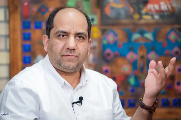 اجازه ندادند فارغ‌التحصیل دانشگاه پرینستون در شریف تدریس کند |  از او یک عکس پیدا کرده بودند که با چند دختر و پسر در آمریکا کافه رفته بود