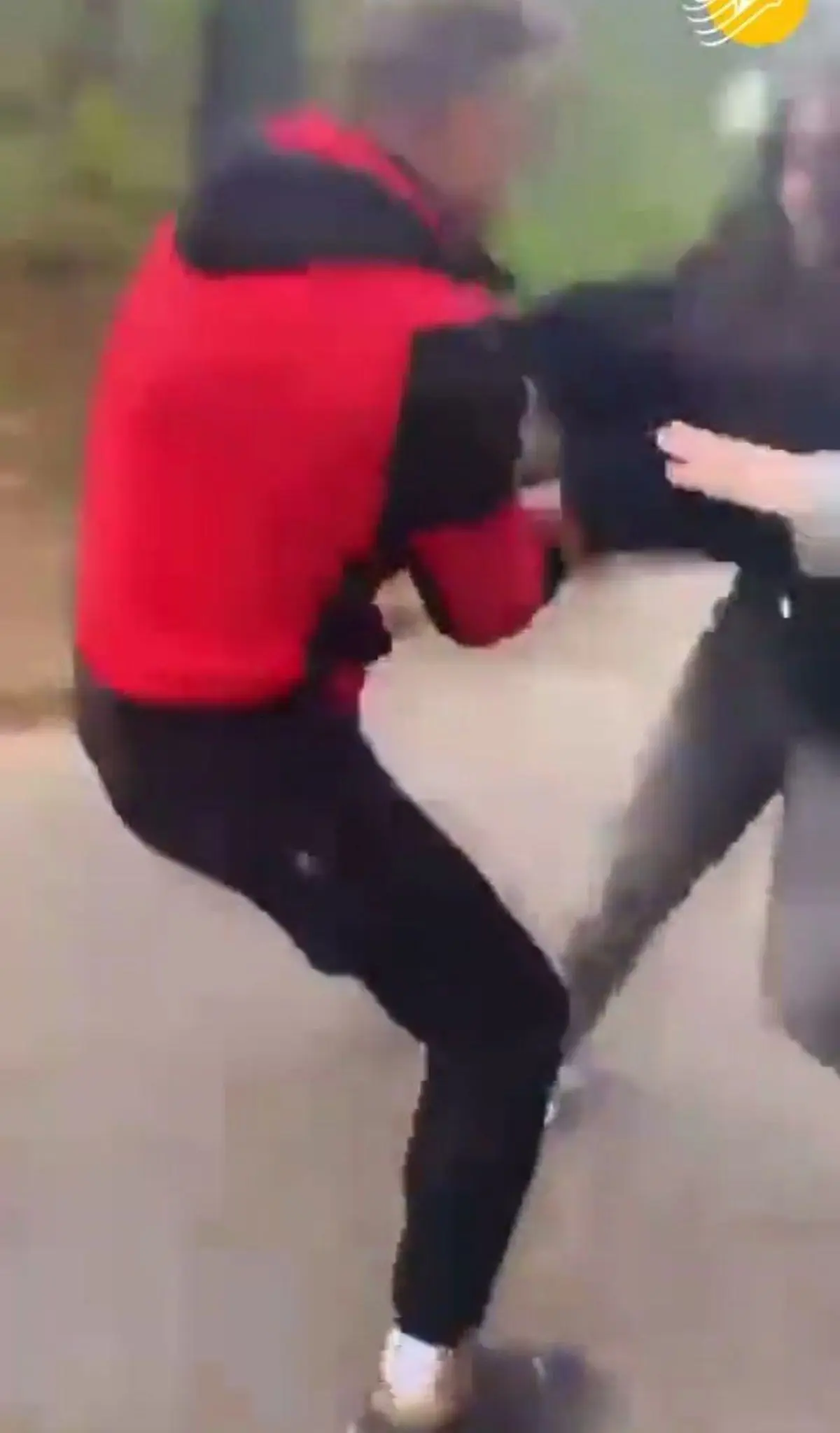 حمله یک مرد به زن محجبه و کتک زدن او+ویدئو