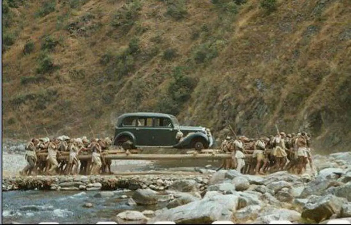 بیگاری کشیدن هیتلر از سربازان هندی برای حمل مرسدس بنزش! | با این وضعیت تا پایتخت می‌رفتند! + عکس