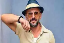 امین حیایی در آغوش همسر اول و جذابش + عکس