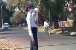 پلیس زن هندی با بچه سرکار حاضر شد + ویدئو