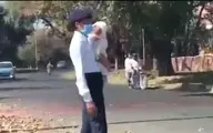 پلیس زن هندی با بچه سرکار حاضر شد + ویدئو
