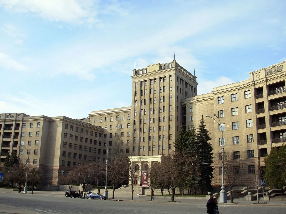 
نصب پرچم روسیه بر ساختمان شهرداری خارکیف اوکراین +عکس
