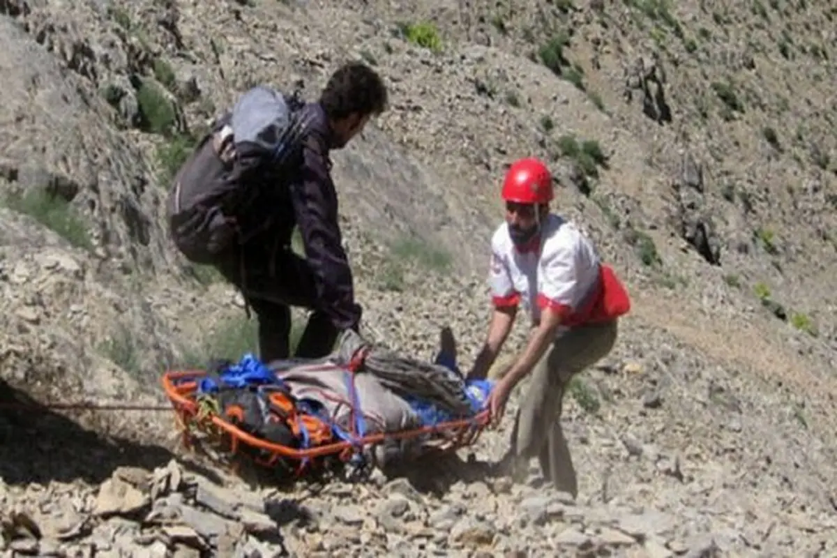 نجات راکب موتورسیکلت در ارتفاعات کوه«باریک» ایلام توسط هلال احمر 