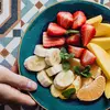 بالاخره میوه را ناشتا بخوریم یا نه؟ | توضیح یک متخصص درباره مصرف میوه با پروتئین