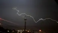 امشب | لحظه رعد و برق آسمان پایتخت در کنار برج میلاد+ویدئو 