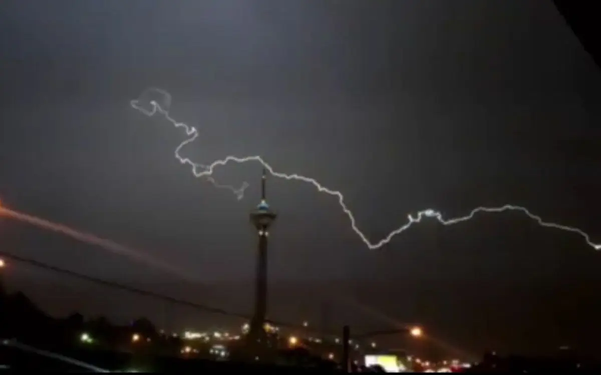 امشب | لحظه رعد و برق آسمان پایتخت در کنار برج میلاد+ویدئو 