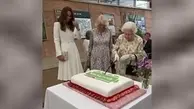 بریدن کیک با شمشیر توسط ملکه انگلیس | عکس