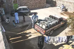 زندگی بر مدار سوختن |  کودکان بازمانده از تحصیل در سیستان و بلوچستان وارد چرخه قاچاق سوخت می شوند