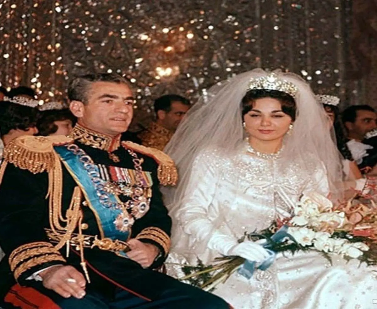 عروسی خاص و لاکچری رضاشاه در شب یلدا | لباس عروس 500 هزار دلاری فرح چه خودنمایی می‌کند! + تصاویر