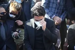 لحظه به خاک سپردن استاد شجریان و اشک های همایون