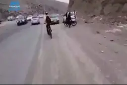 متاسفانه تو کشور ما ،دوچرخه سواران هیچ گونه حقوقی ندارن... + ویدئو