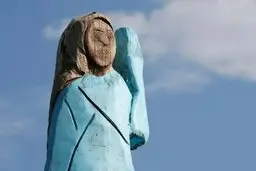 مجسمه چوبی ملانیا ترامپ  آتش زده شد. 