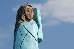 مجسمه چوبی ملانیا ترامپ  آتش زده شد. 