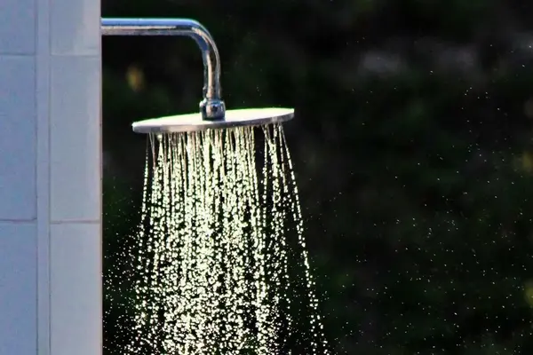 هرگز زیر دوش حمام ادرار نکنید! | عوارض وحشتناک ادرار کردن زیر دوش حمام