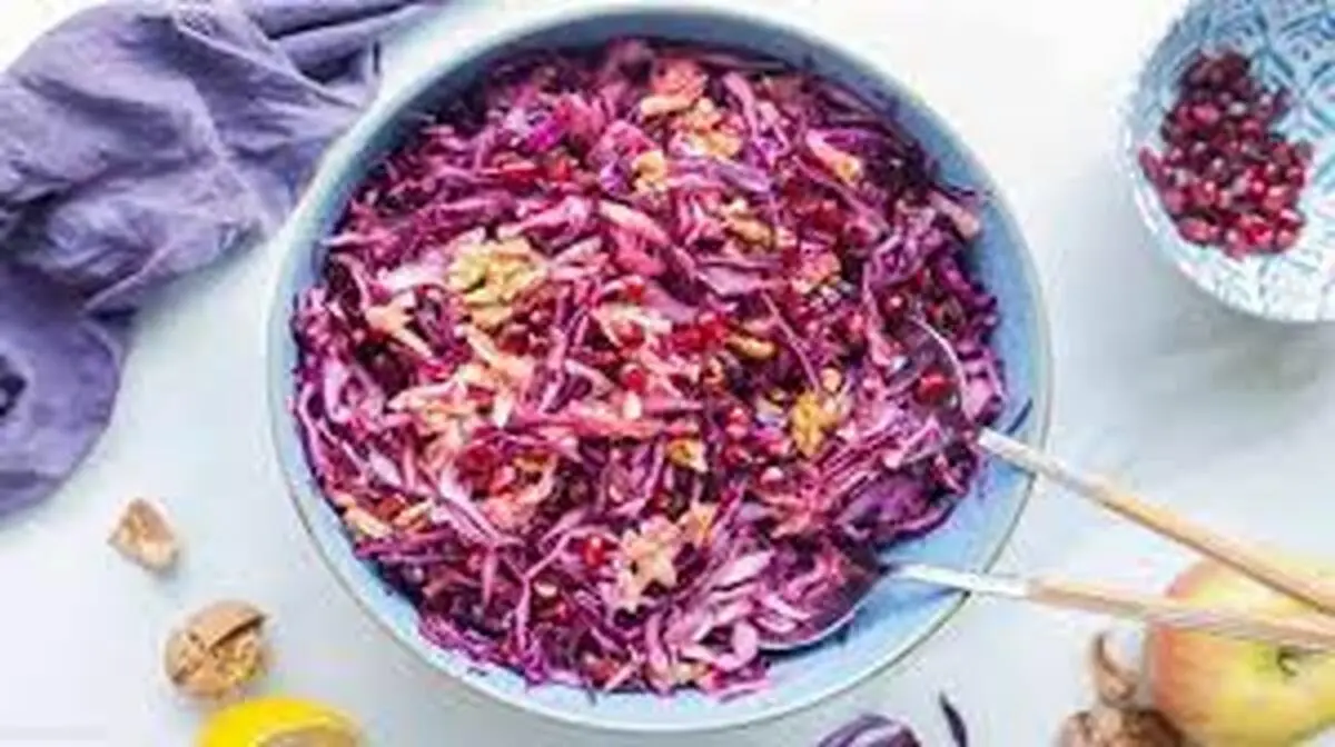 “سالاد کلم و انار”، پیش غذایی بینظیر و خوشمزه برای شب یلدا