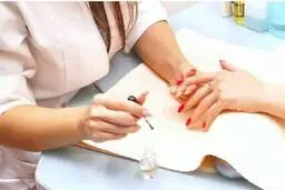 هشدار جدی پزشکان به خانمهایی که ژل ناخن می زنند! | عوارض سمی لاک ناخن که شوکه تان می کند!