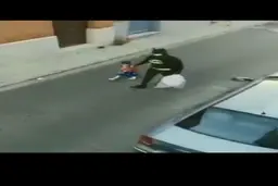 آشغال انداختن تو سطل زباله با تیپ ولباس شخصیت کارتونی + ویدئو