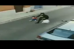 آشغال انداختن تو سطل زباله با تیپ ولباس شخصیت کارتونی + ویدئو