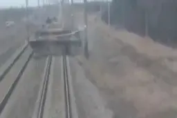 ترمز اضطراری قطار اوکراینی مقابل کاروان تانک های روسیه + ویدئو 