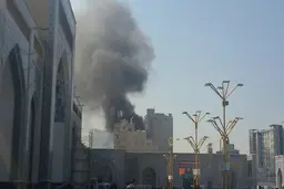 آتش سوزی اطراف حرم امام رضا دود غلیظی ایجاد کرد |  ۷۵  آتش نشان به محل آتش سوزی اعزام شدند +ویدئو