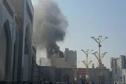 آتش سوزی اطراف حرم امام رضا دود غلیظی ایجاد کرد |  ۷۵  آتش نشان به محل آتش سوزی اعزام شدند +ویدئو
