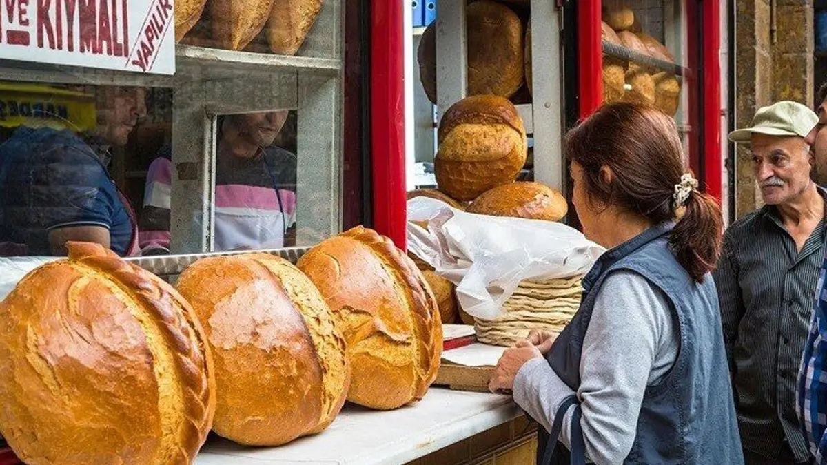 تشکیل صف‌های طولانی در ترکیه برای خرید نان ارزان قیمت 