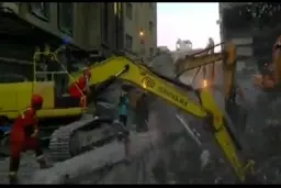 غول‌های ماشینی به جان آوار متروپل افتادند | آوار برداری با بولدوزر+ ویدئو