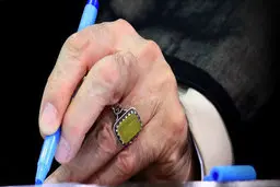 
 رهبر معظم انقلاب با عفو و تخفیف مجازات ۷۴۱ نفر از محکومان موافقت کرد
