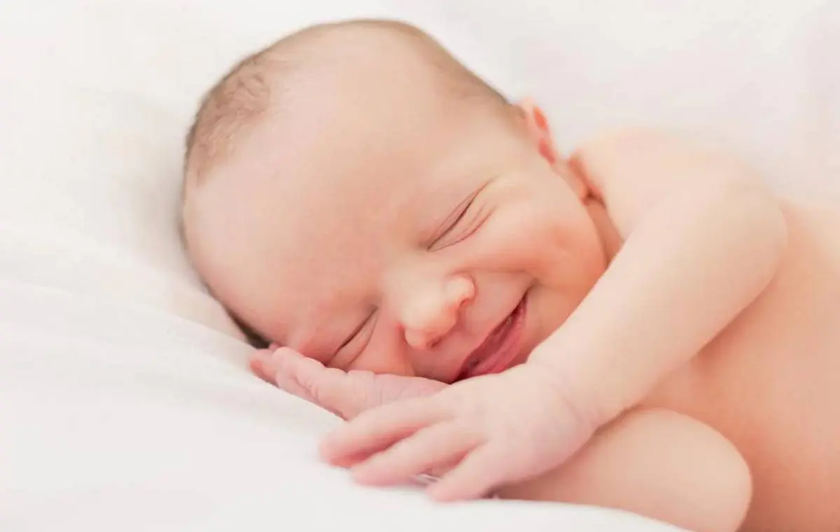 علت جذاب لبخند زدن نوزاد در خواب | چرا نوزادان در خواب لبخند می‌زنند؟