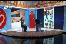 مجری شبکه سه به طرز شوکه آوری از صندلی افتاد! + ویدئو