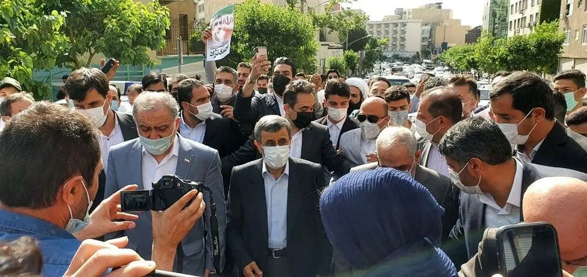 محمود احمدی‌نژاد وارد وزارت کشور شد + عکس 