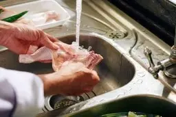 هرگز این مواد غذایی را قبل از پختن نشویید! | خطراتی که از آن بی خبرید 