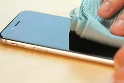 استفاده از آب و صابون یکی از راهکارهای مؤثر برای پاک‌کردن گوشی‌های هوشمند است 