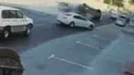 خودرویی که پس از چپ شدن، با خونسردی به مسیرش ادامه می‌دهد!+ویدئو 