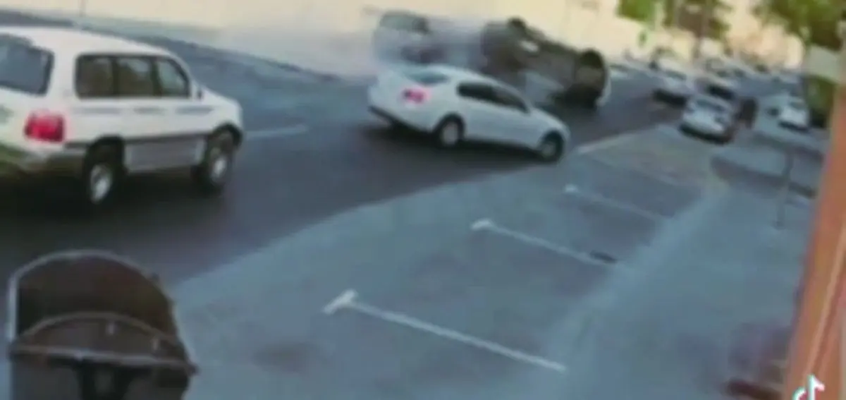 خودرویی که پس از چپ شدن، با خونسردی به مسیرش ادامه می‌دهد!+ویدئو 