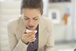 نگه داشتن عطسه چه صدماتی به بدن وارد میکند؟ | به این دلایل عطسه خود را قورت ندهید