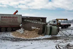 (تصاویر) تصادف زنجیره‌ای ۳۰ خودرو در جاده سبزوار 