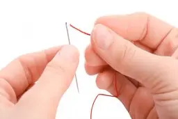 فقط با یک تکه کاغذ سوزن را نخ کنید | همه عمرتون سوزن اشتباه نخ میکردید