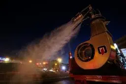 جوانان هم‌چنان پای‌ کار ضدعفونی معابر