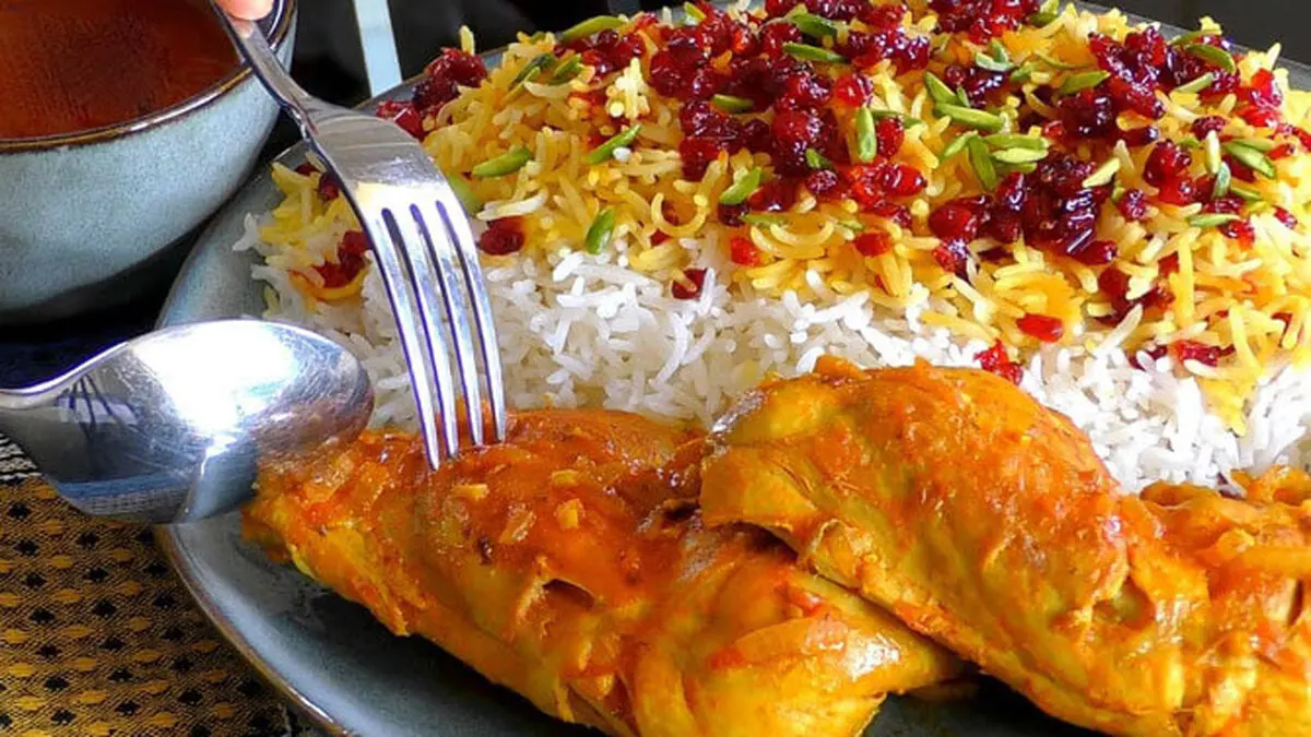 ناهار چلو مرغ زعفرانی بدون رب گوجه درست کن، محشر میشه | طرز تهیه چلو مرغ زعفرانی به روش رستورانی بدون رب گوجه فرنگی