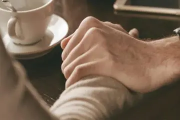 وقتی کسی فوت می‌کند به خانواده عزادار چه بگوییم؟ |چطور با عزاداران همدردی کنیم؟