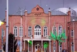 حاشیه‌سازی تازه در ارومیه | استفاده جنجالی از مجسمه سعدی برای نصب بنرهای شهری +تصویر